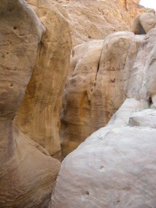 percorrendo il Wadi Muthlim a Petra (Giordania)