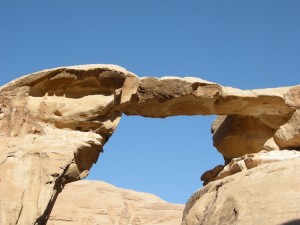 ponte di roccia nel Wadi Rum (Giordania)