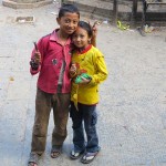 bambini nel cortile del Tempio di Adinath Lokeshwar (Chobar, Nepal)