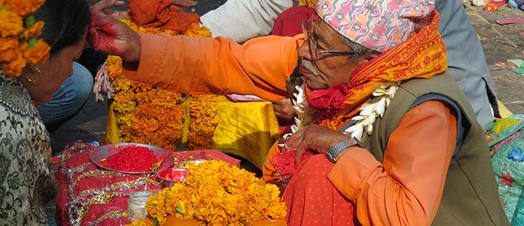 applicazione del tika (Dukshinkali, Nepal)