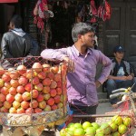 venditore di frutta a Indra Chowk (Kathmandu, Nepal)