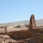 obelischi presso l'Altura del Sacrificio a Petra (Giordania)