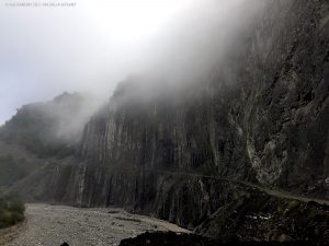 nebbia e rocce sulla strada per Lahic (Azerbaijan)