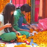creazione di collane floreali a Thahiti Tole (Kathmandu, Nepal)